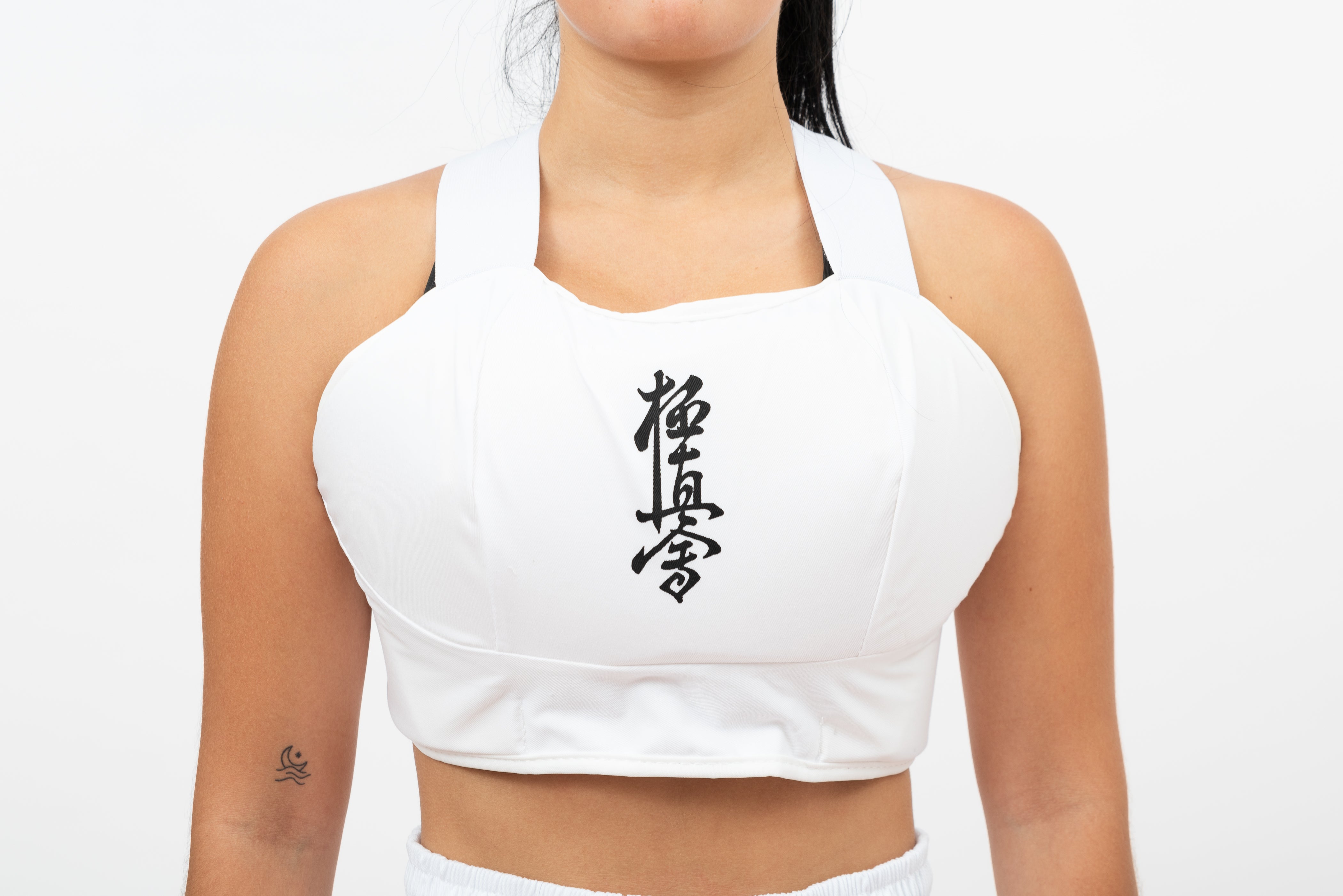 Pectoral femenino kyokushin